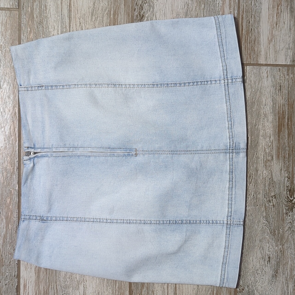🚨3/$20! Wild Fable Light Rinse Denim Back Zip Mini Skirt Size 10 - Picture 2 of 4
